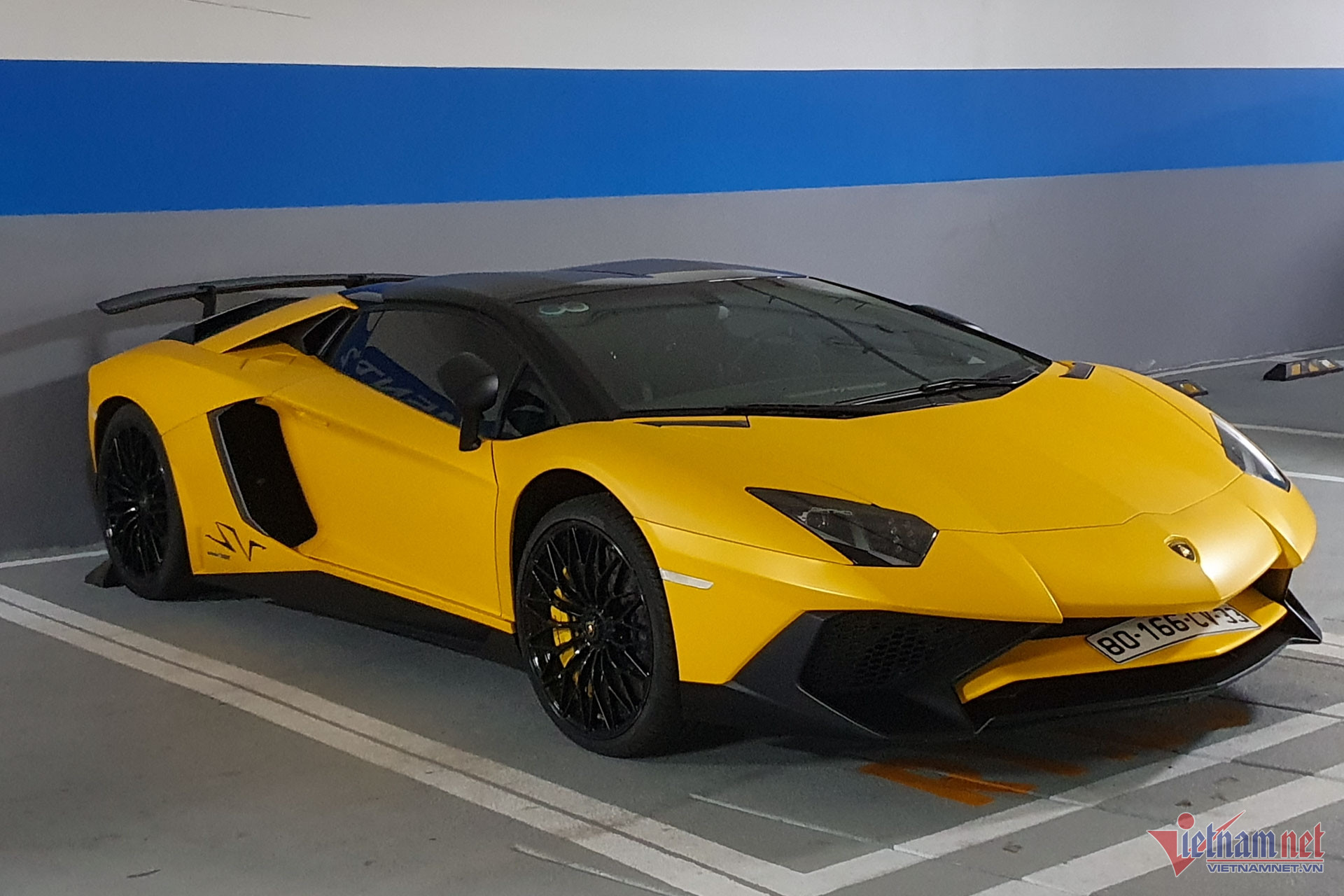 W-Lamborghini Aventador SV Roadster Vietnamnet 1.jpg