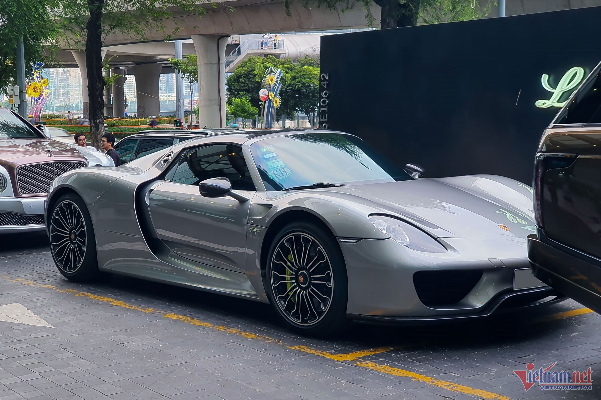 W-Porsche 918 Spyder Vietnamnet 2.jpg