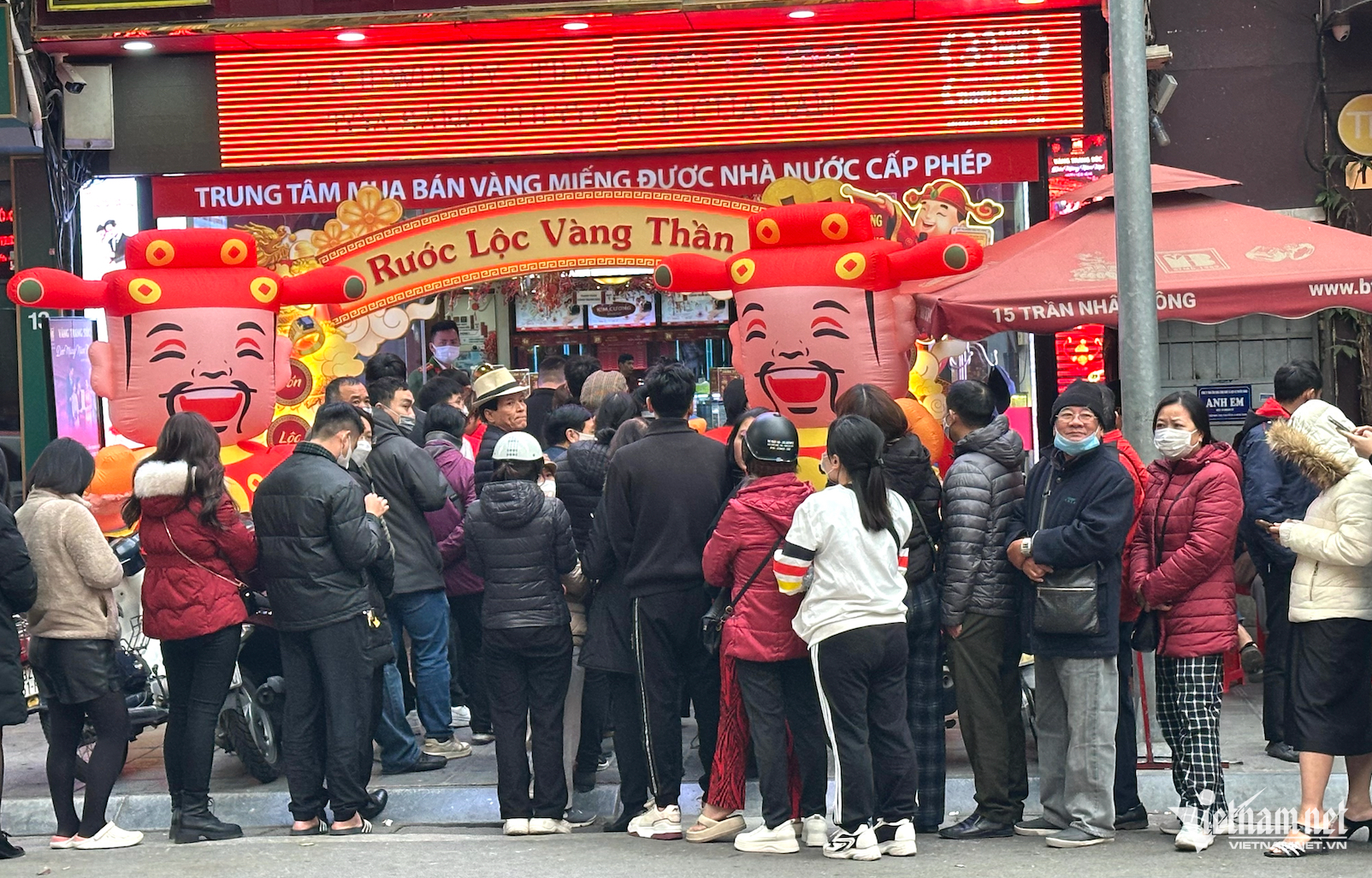 Vàng nhẫn đắt kỷ lục trước ngày Thần Tài, dân bán vài chục lượng, ôm về tiền tỷ 1 W-vang than tai.png