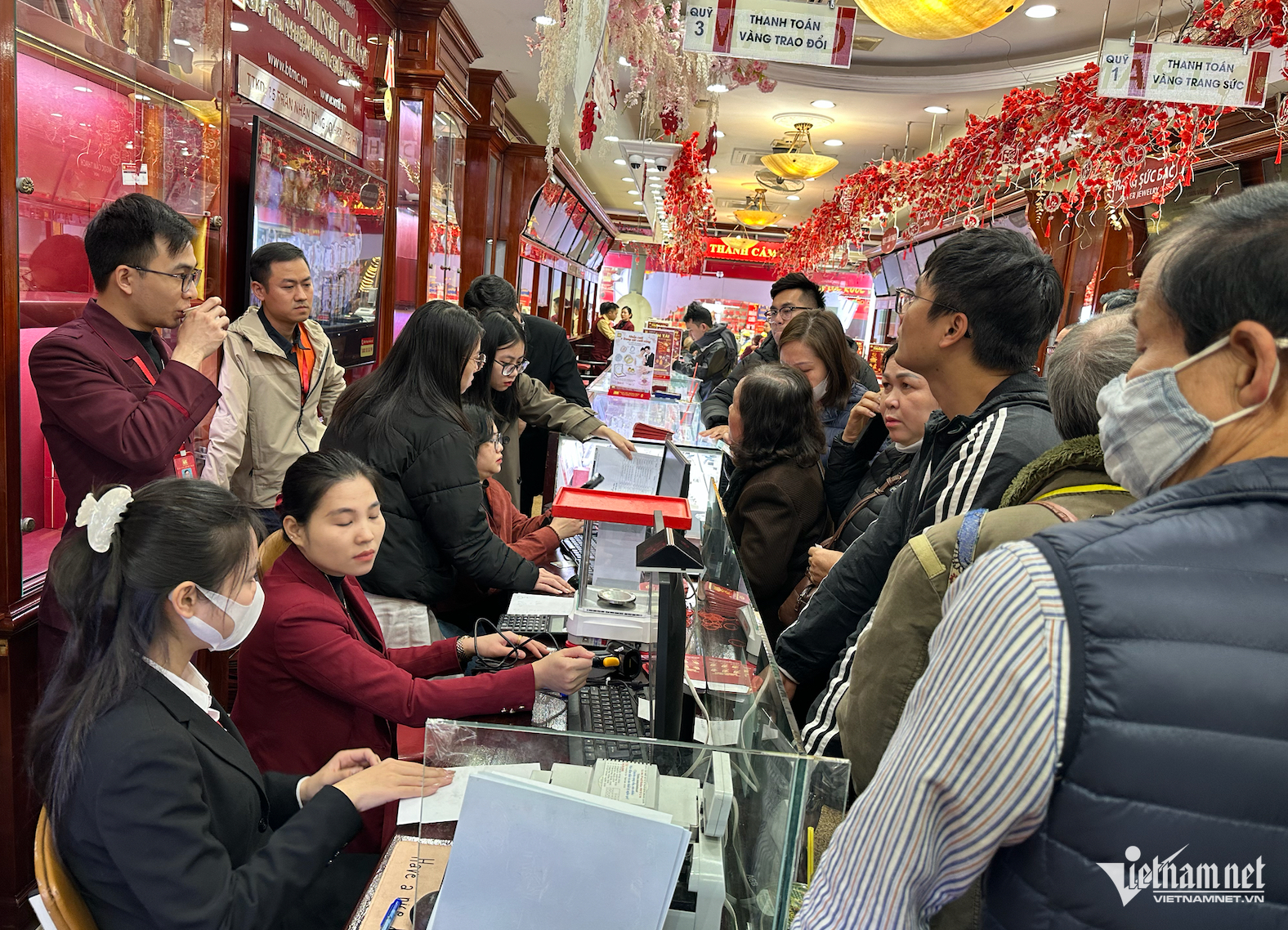 Vàng nhẫn đắt kỷ lục trước ngày Thần Tài, dân bán vài chục lượng, ôm về tiền tỷ 7 W-vang than tai.png