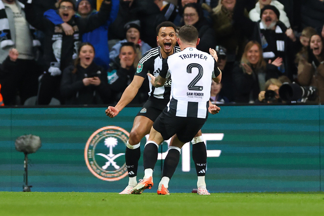 Newcastle đè bẹp Arsenal vào chung kết cúp Liên đoàn Anh GjDkD_ XgAAggYn.jpg