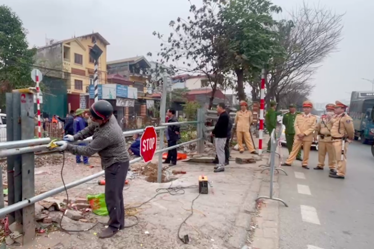 Hà Nội: Sau vụ người đi xe máy va chạm với tàu hỏa tử vong, xóa 4 lối đi tự mở