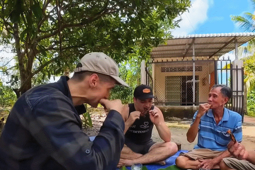 Khách Tây thử đặc sản ít người dám ăn ở miền Tây, nói 'chỉ nhìn đã thấy ngon'