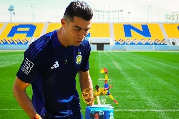 Ronaldo được Al Nassr tặng bánh sinh nhật độc đáo mừng 40 tuổi