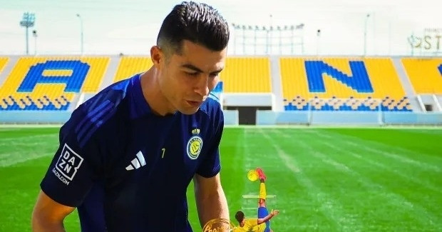 Ronaldo được Al Nassr tặng bánh sinh nhật độc đáo mừng 40 tuổi