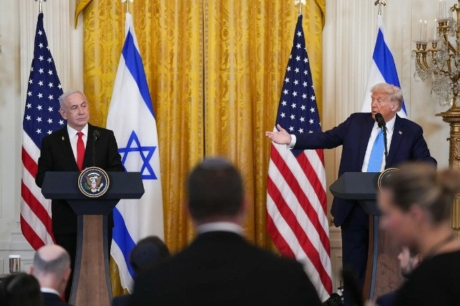 Thủ tướng Israel tặng Tổng thống Trump máy nhắn tin bằng vàng