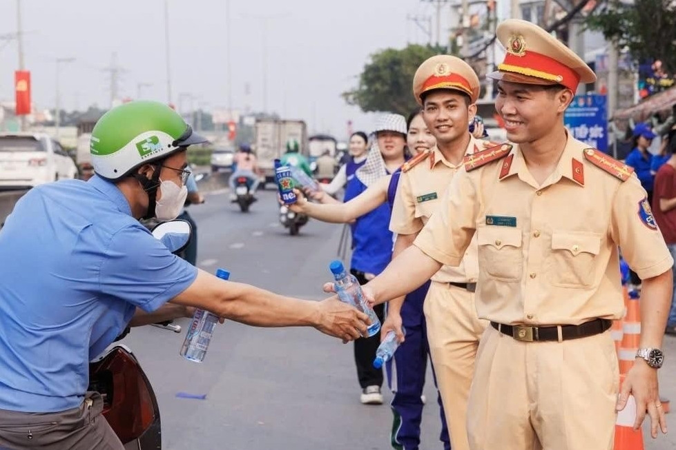 TP.HCM: CSGT tiếp sức mang Tết an vui đến với người dân