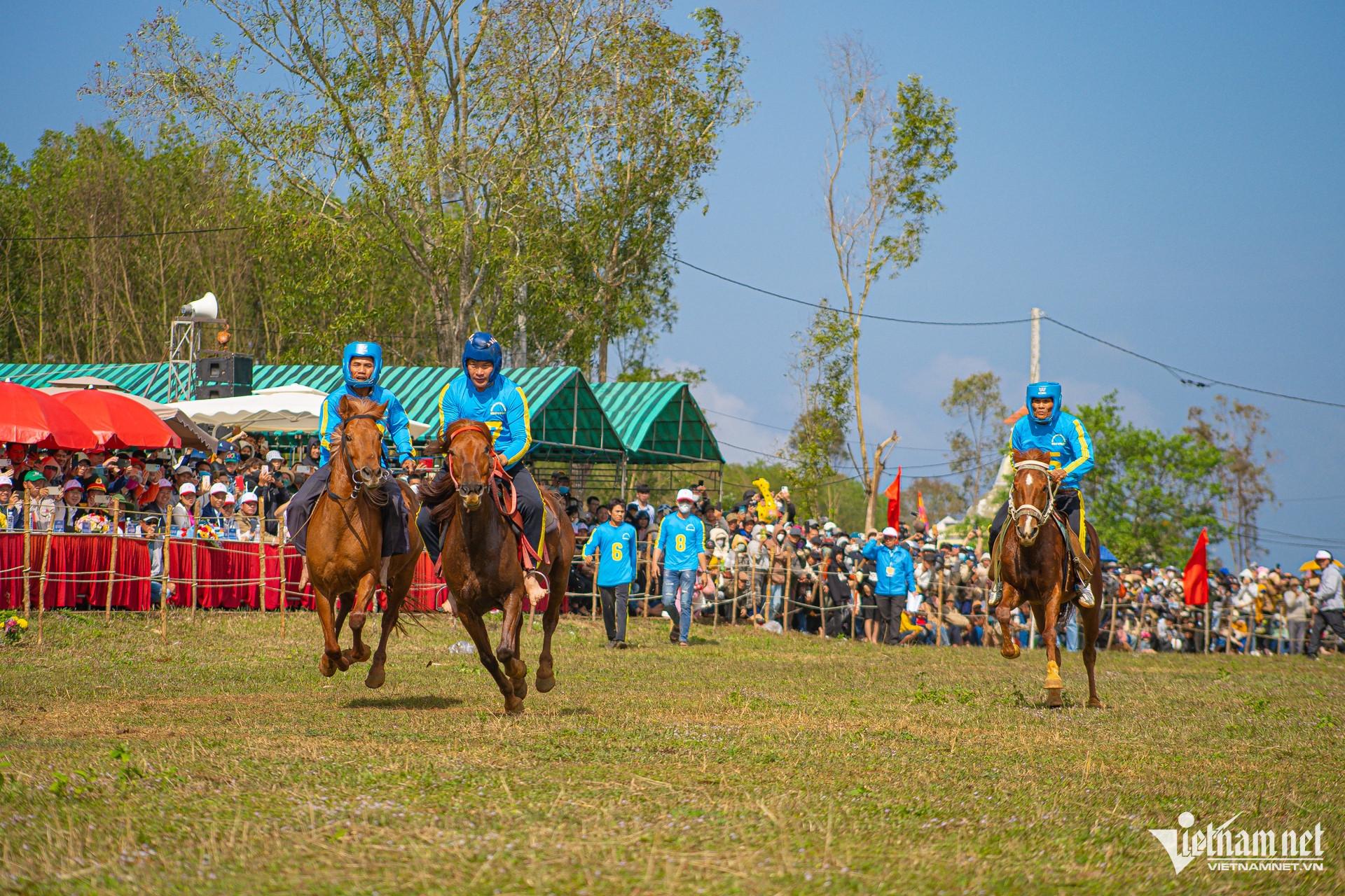 W-1 Hài hước màn tranh tài tại Hội đua ngựa truyền thống gò Thì Thùng năm 2025.JPG.jpg