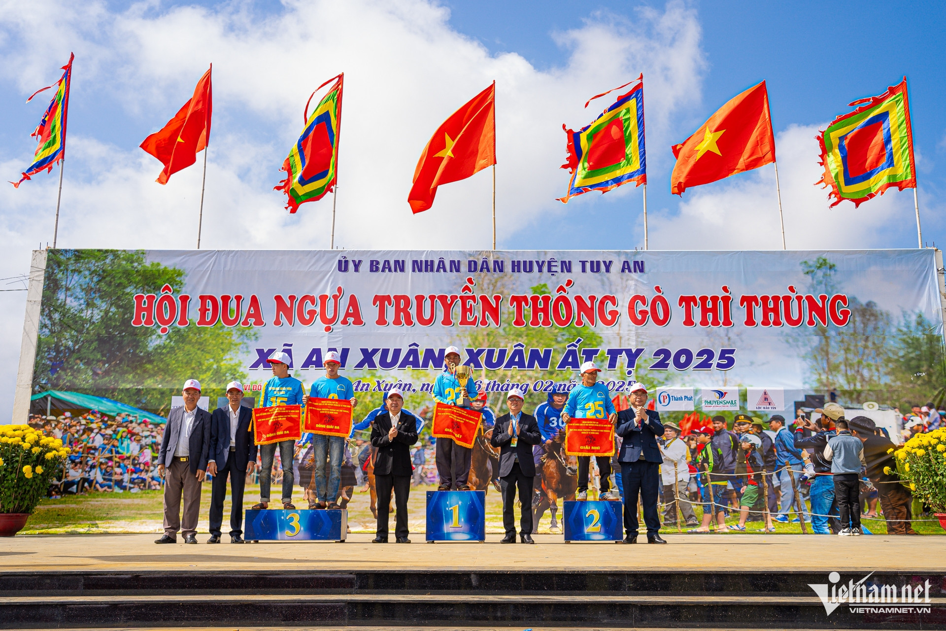 W-12 Hài hước màn tranh tài tại Hội đua ngựa truyền thống gò Thì Thùng năm 2025.JPG.jpg