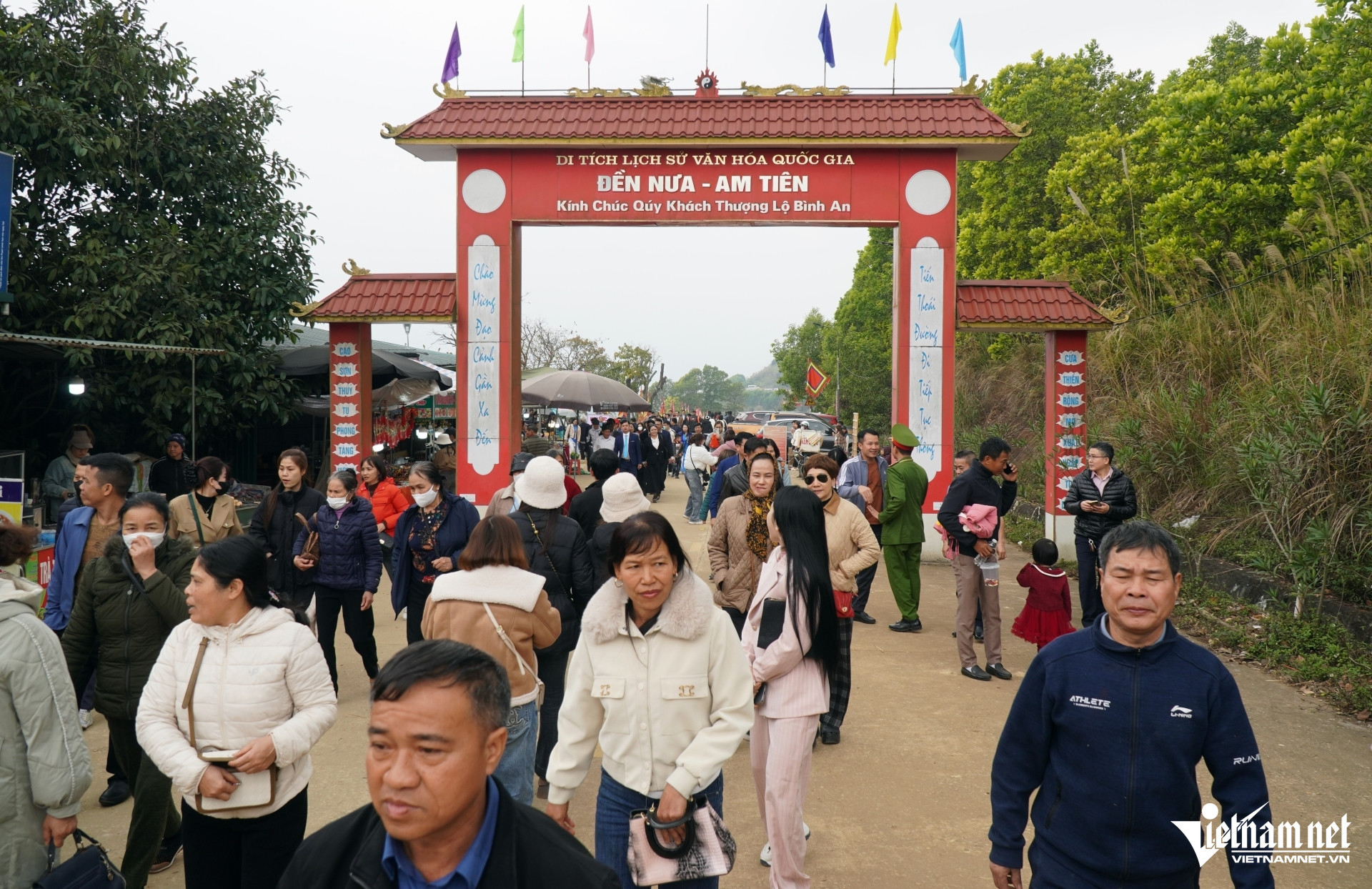 W-1Xếp hàng đi vòng quanh.JPG.jpg