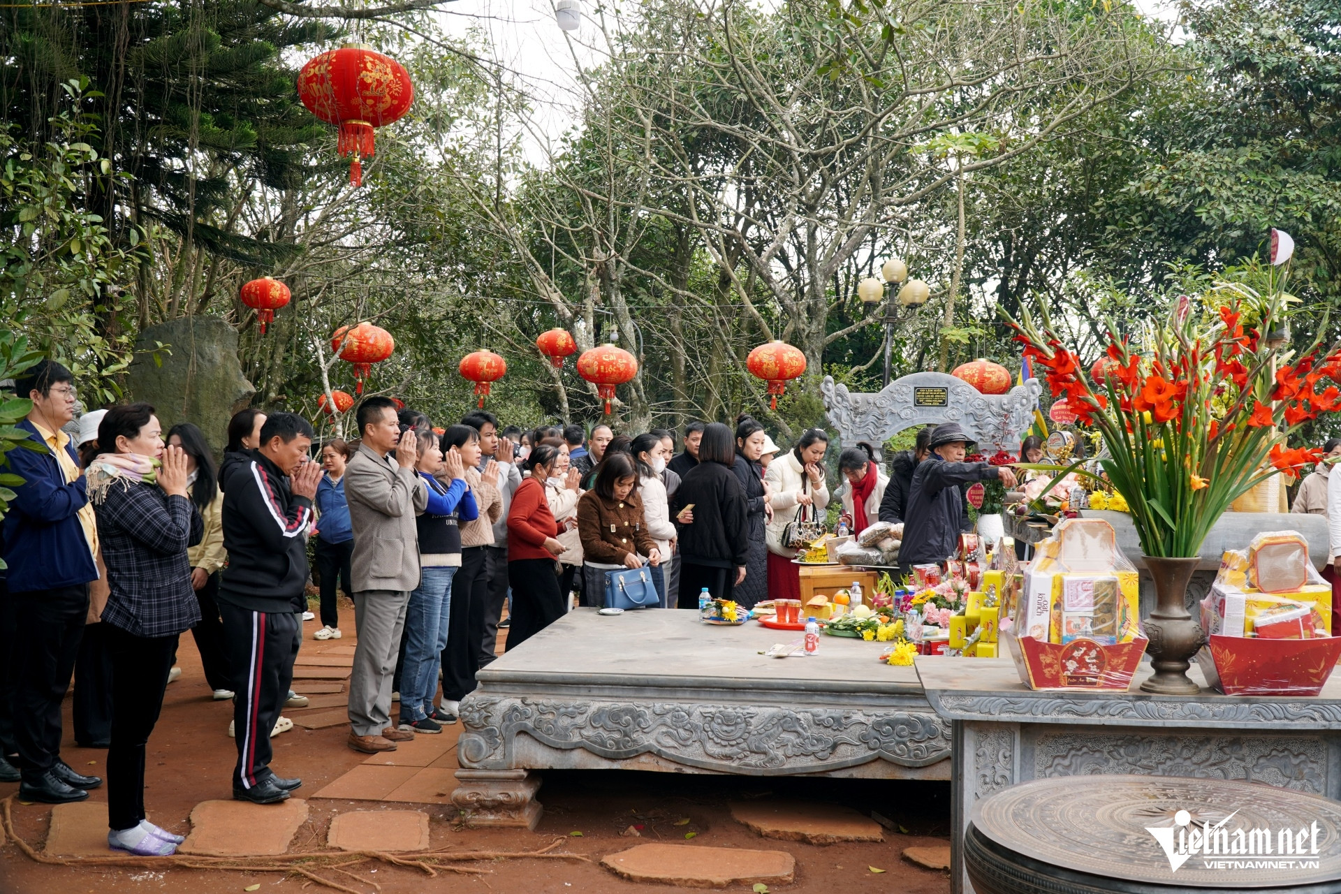 W-3Xếp hàng đi vòng quanh.JPG.jpg