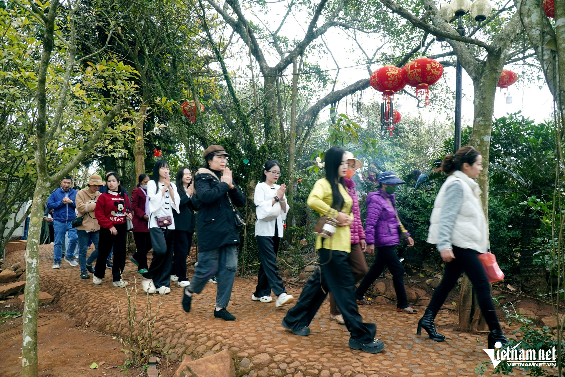 W-4Xếp hàng đi vòng quanh.JPG.jpg