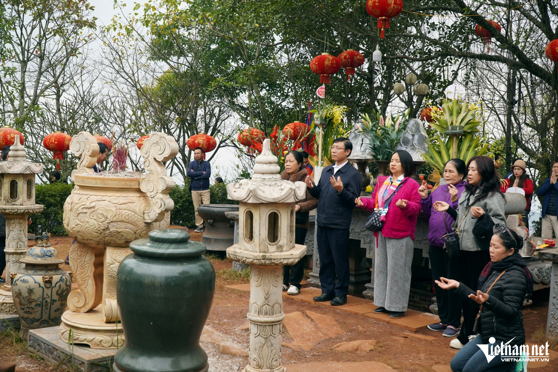 W-5Xếp hàng đi vòng quanh.JPG.jpg