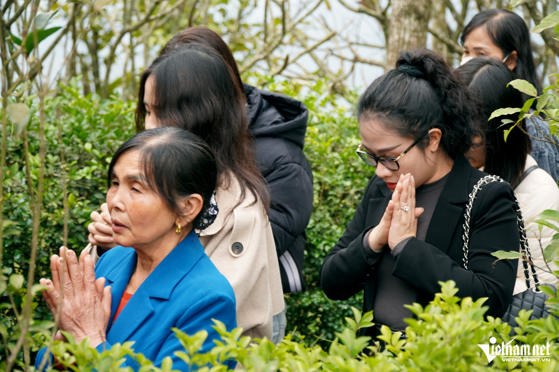 W-6Xếp hàng đi vòng quanh.JPG.jpg