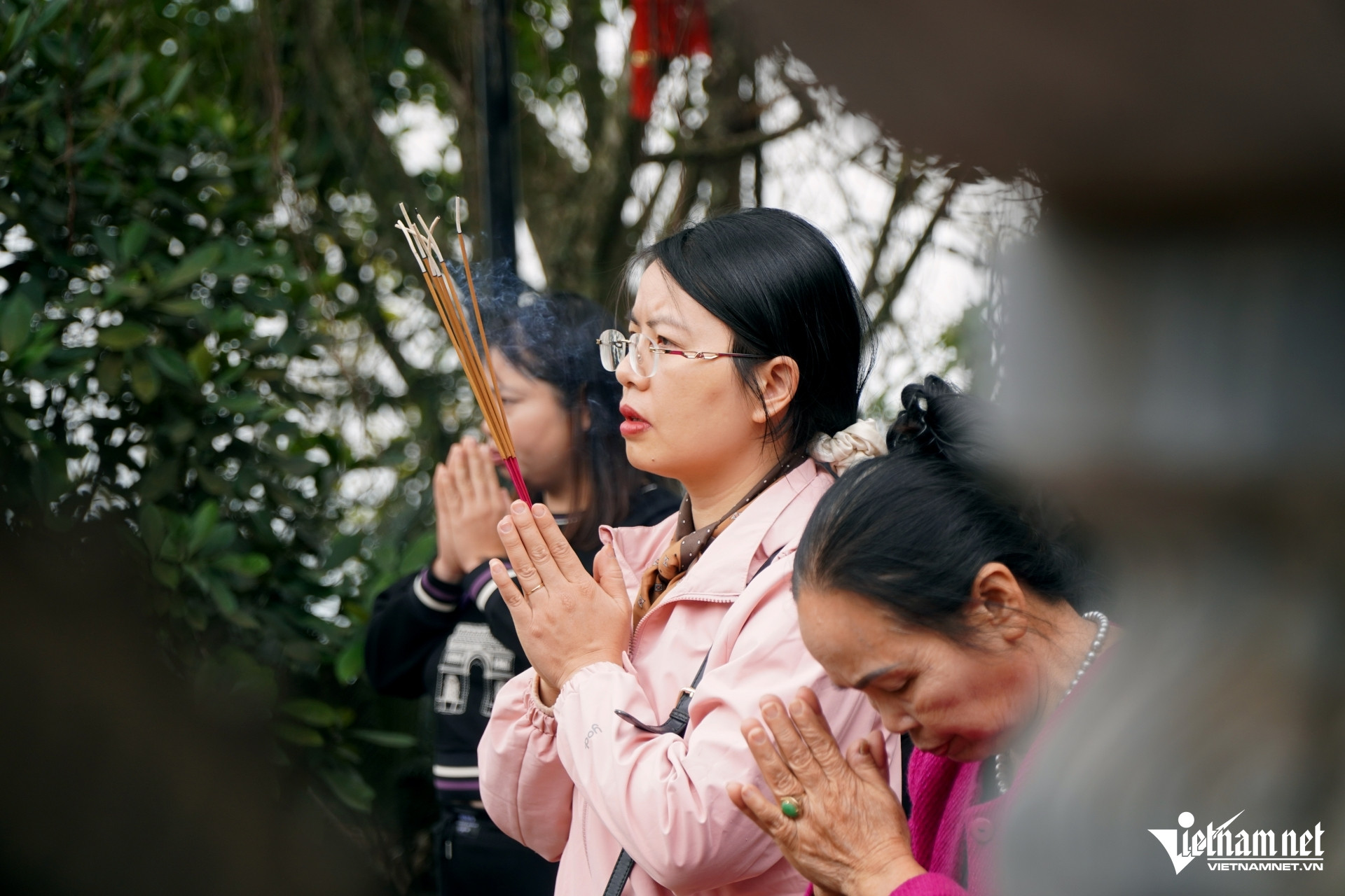 W-8Xếp hàng đi vòng quanh.JPG.jpg