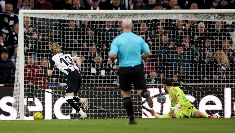 Newcastle đè bẹp Arsenal vào chung kết cúp Liên đoàn Anh www_thesun_co_uk arsenals martin odegaard reacts missed 969451428 (1).jpg
