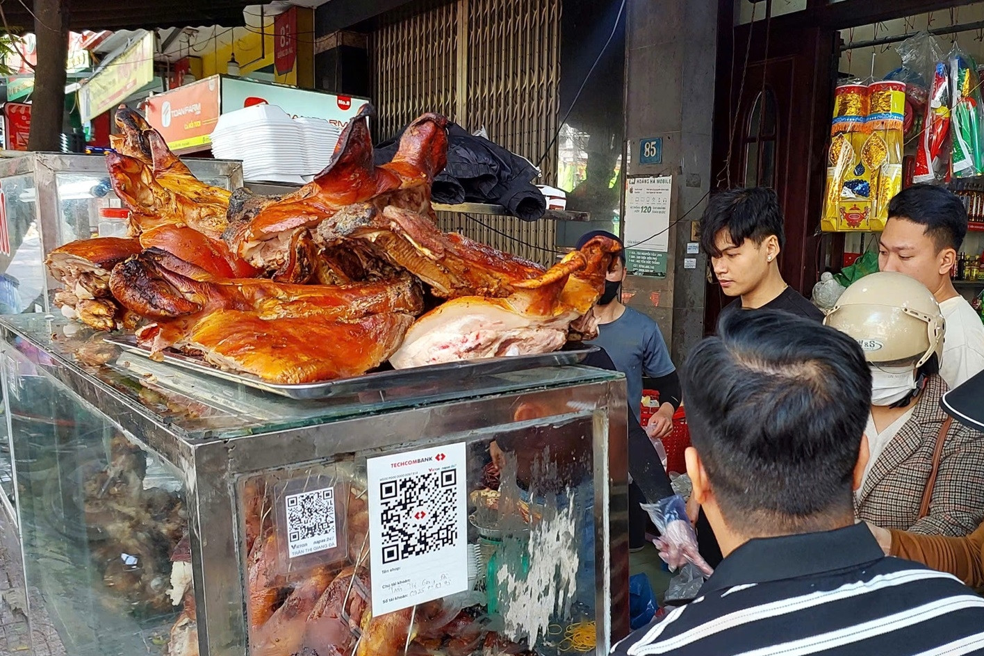 Hốt bạc 'ngày đặc biệt', cửa hàng thịt heo quay ở Đà Nẵng làm không kịp bán