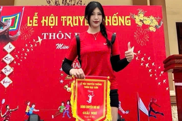 Nữ đô vật xinh đẹp cao 1m72 gây sốt ở các hội làng đầu xuân