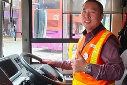 Tài xế xe buýt trả lại ba lô chứa hơn 262 triệu đồng cho hành khách để quên