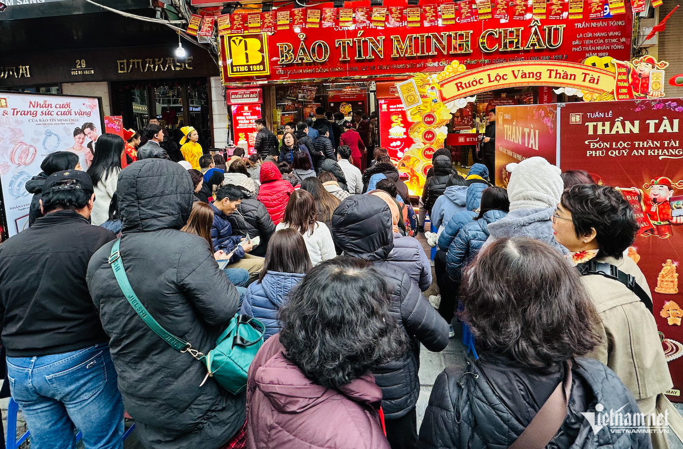 Tiệm vàng chỉ bán ra không mua vào, có người chốt lấy 200 chiếc nhẫn trơn 1 W-vang than tai.png