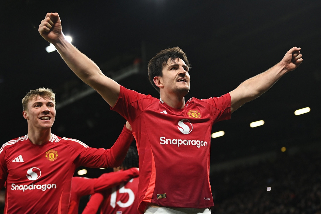 Maguire bừng sáng, MU nhọc nhằn vượt ải Leicester