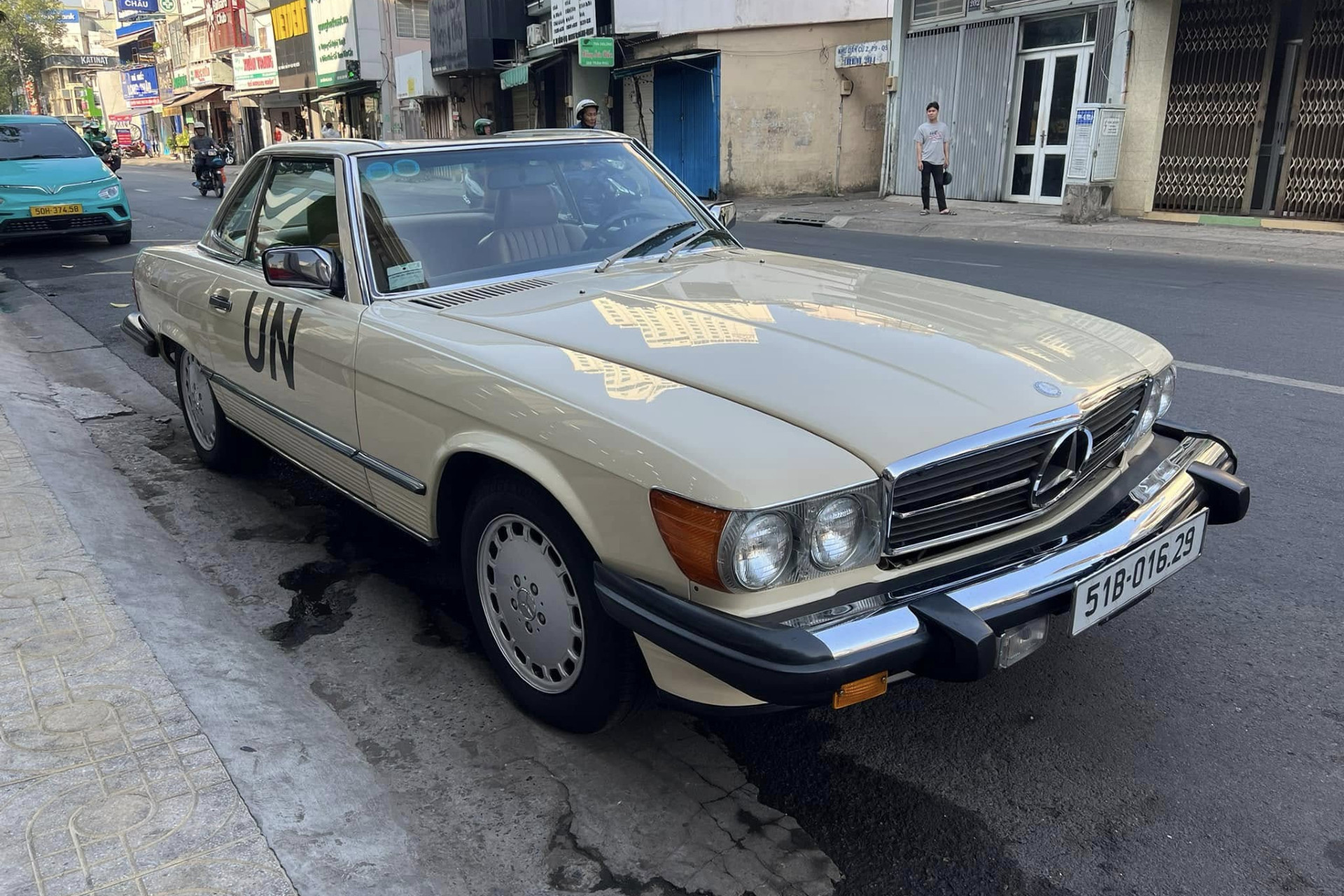 Mercedes Benz 380 SL Vietnamnet 23.jpg