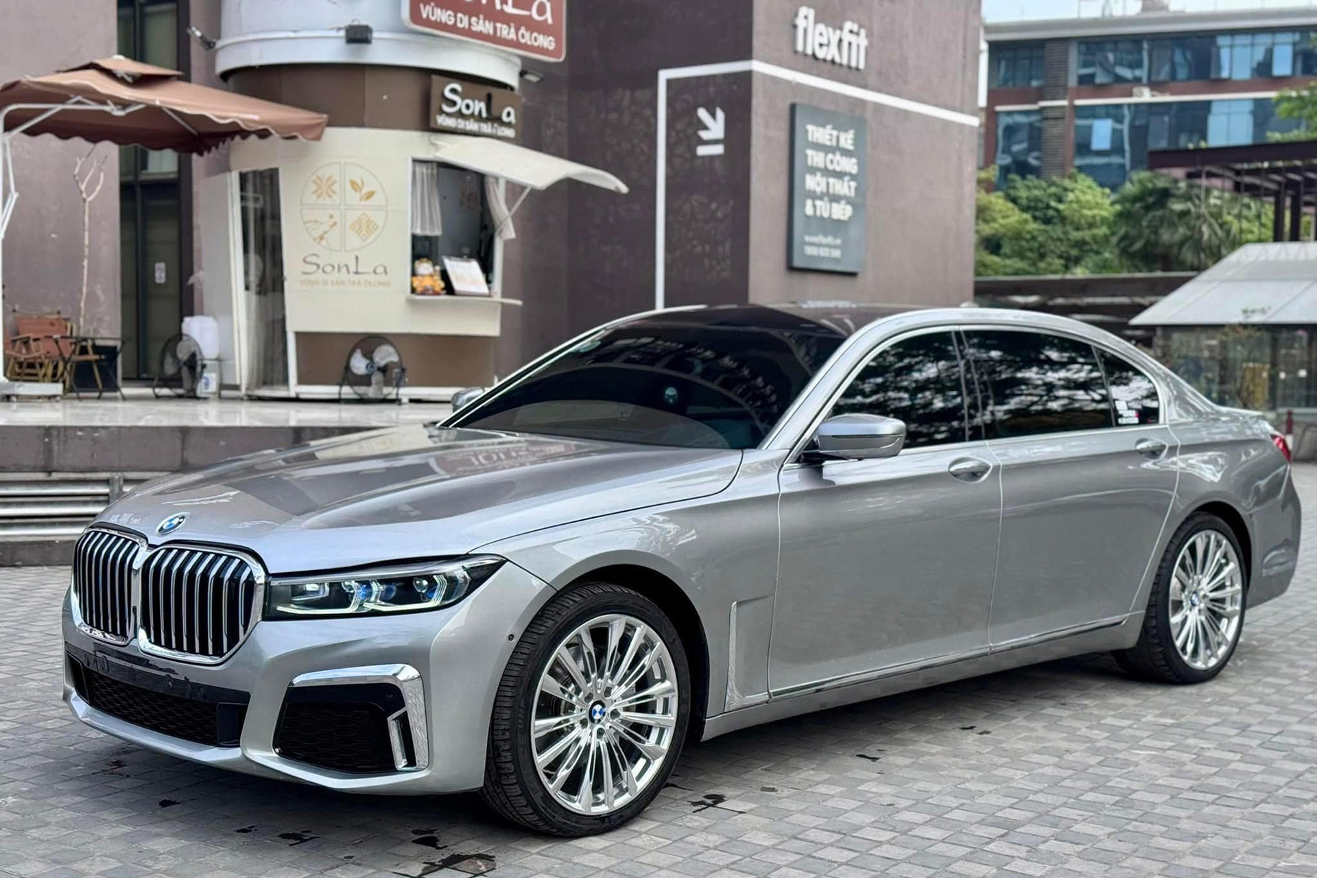 Nhìn như xe mới, BMW 730Li rớt giá mạnh, chỉ còn 700 triệu sau 12 năm lăn bánh