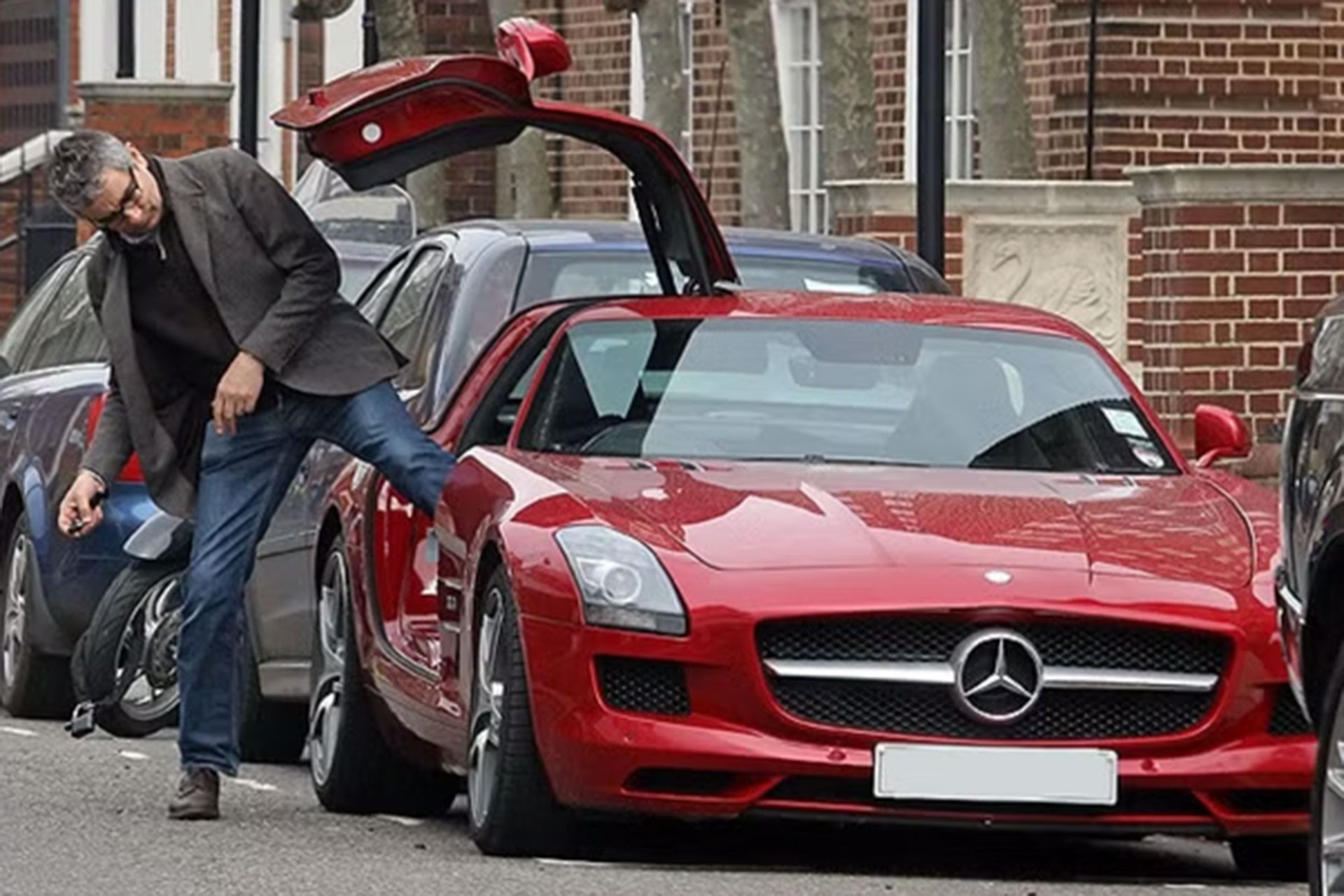 rowan atkinson 2014 mercedes benz sls amg mercedesblog.jpg