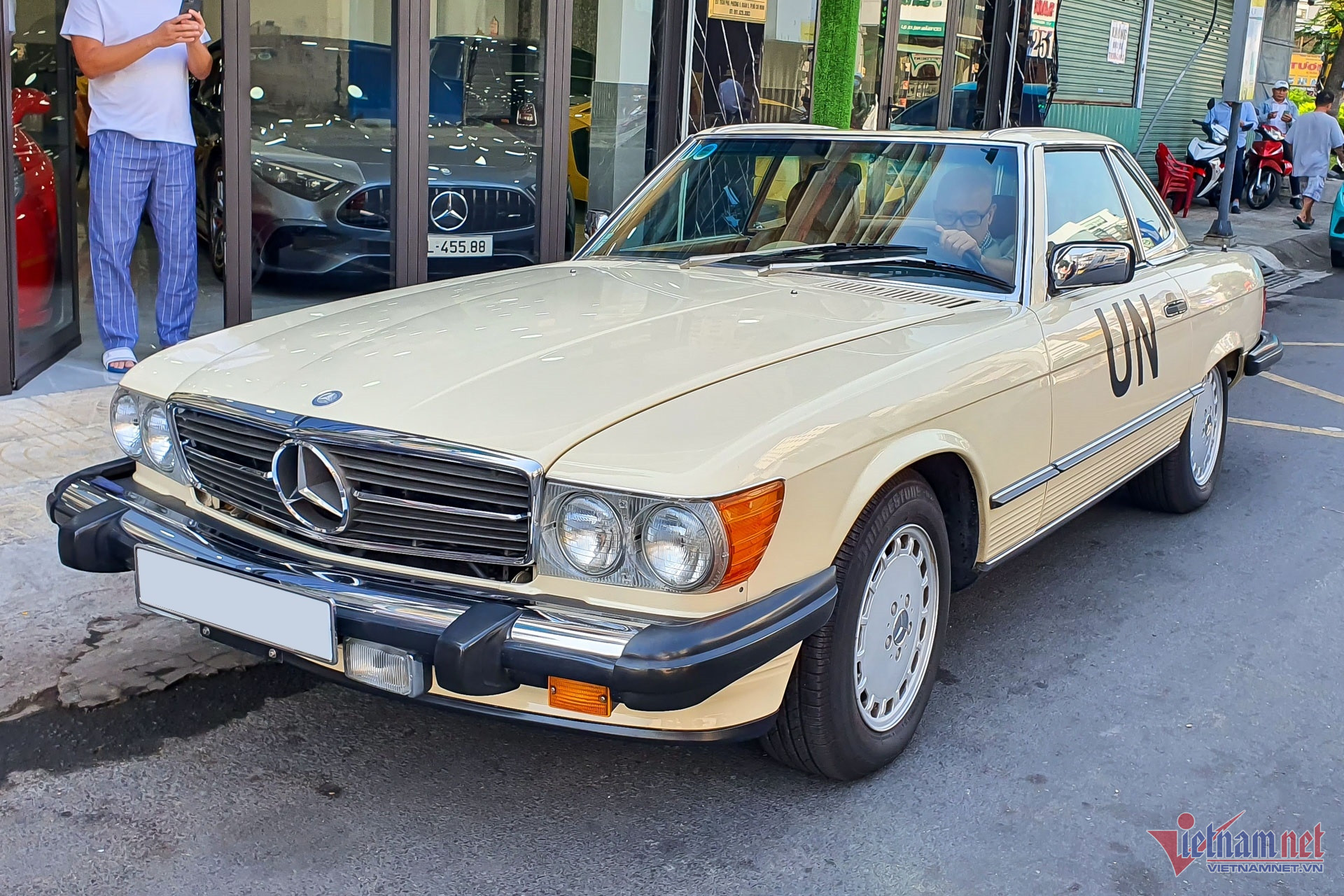 W-Mercedes Benz 380 SL Vietnamnet 3.jpg