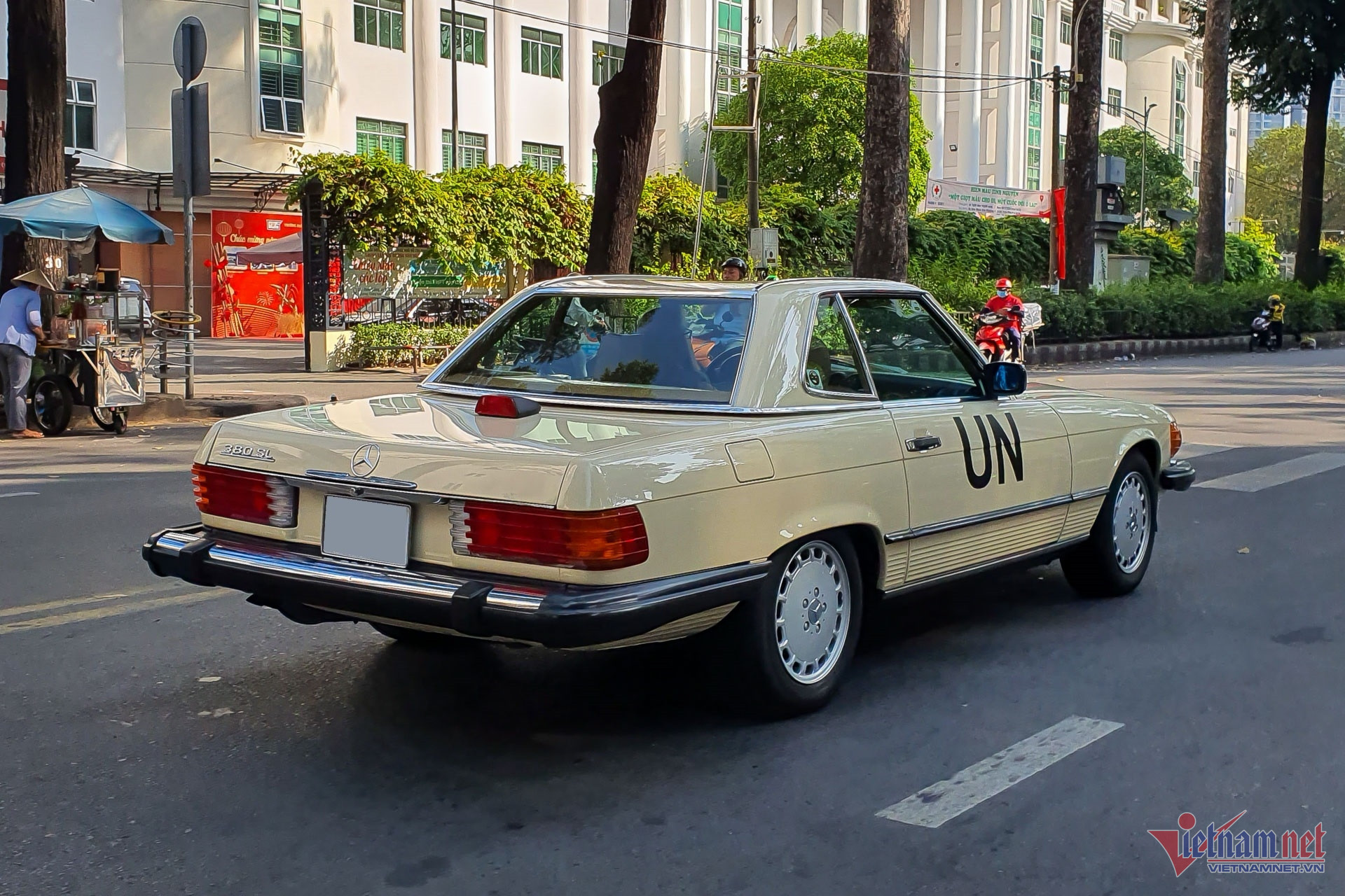 W-Mercedes Benz 380 SL Vietnamnet 7.jpg