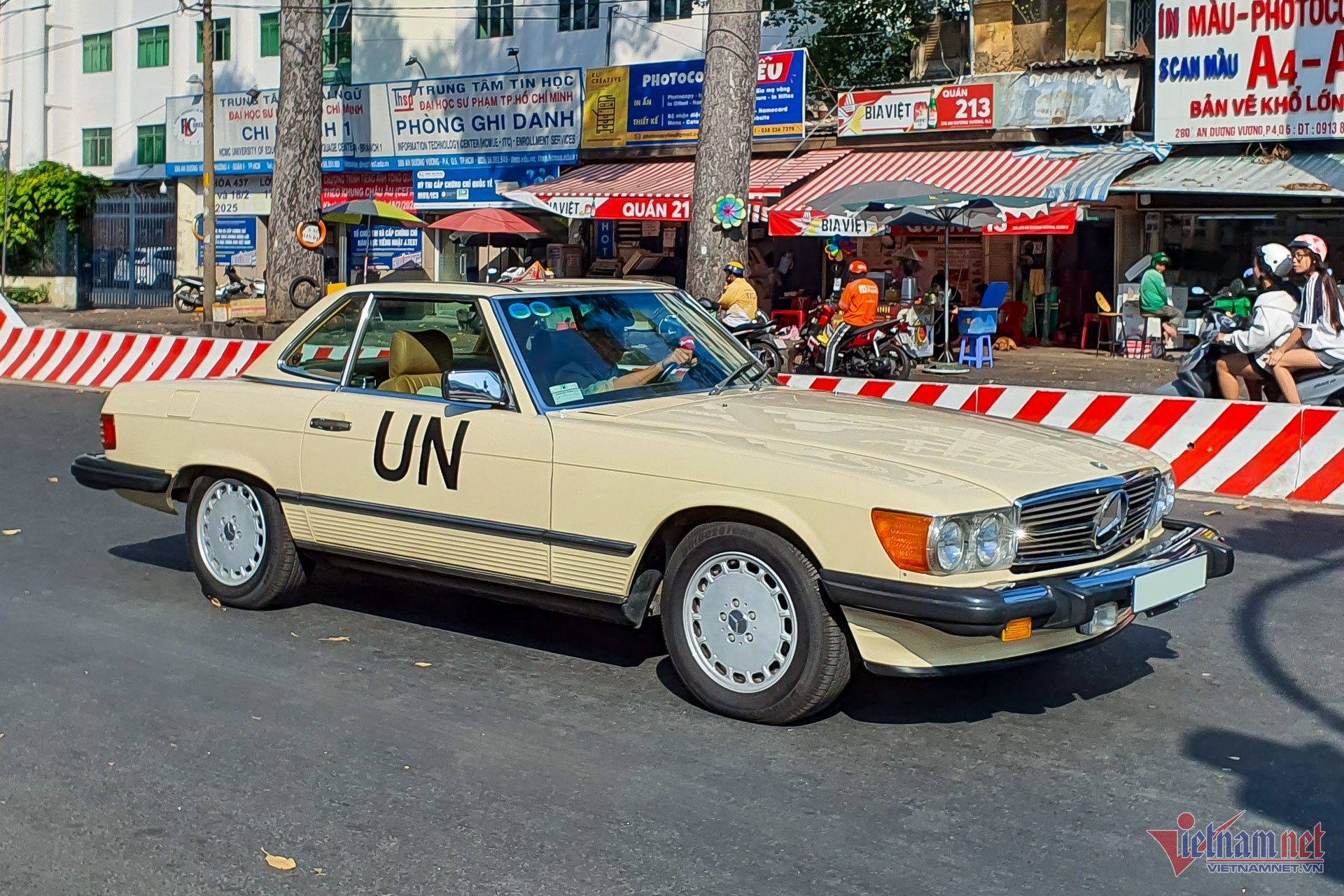 W-Mercedes Benz 380 SL Vietnamnet 8.jpg