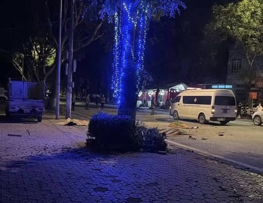 Lái xe máy đâm vào gốc cây, 3 thanh niên tử vong tại chỗ