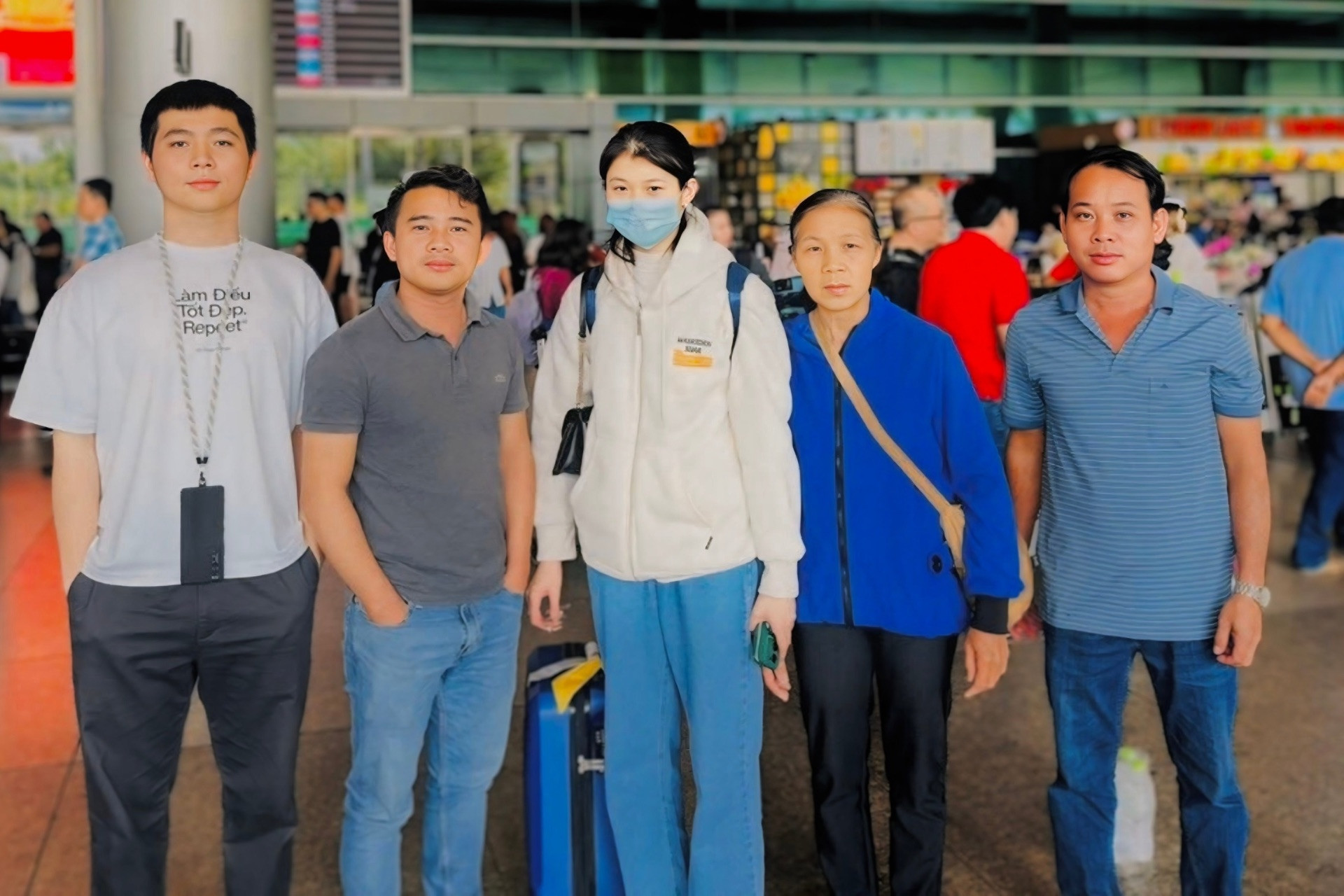 Mẹ của nữ sinh mất tích ở TPHCM nghẹn ngào đón con trở về từ Trung Quốc