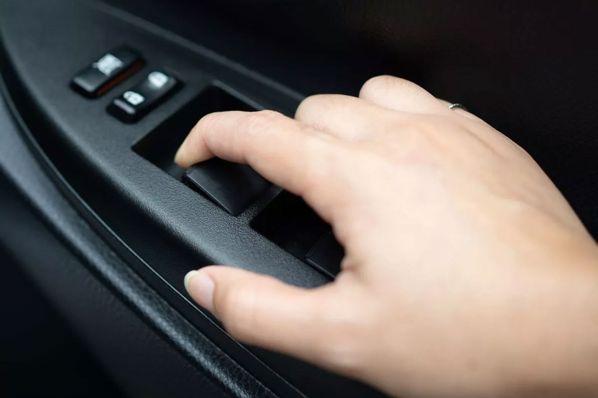 nang ha cua so o to.jpg