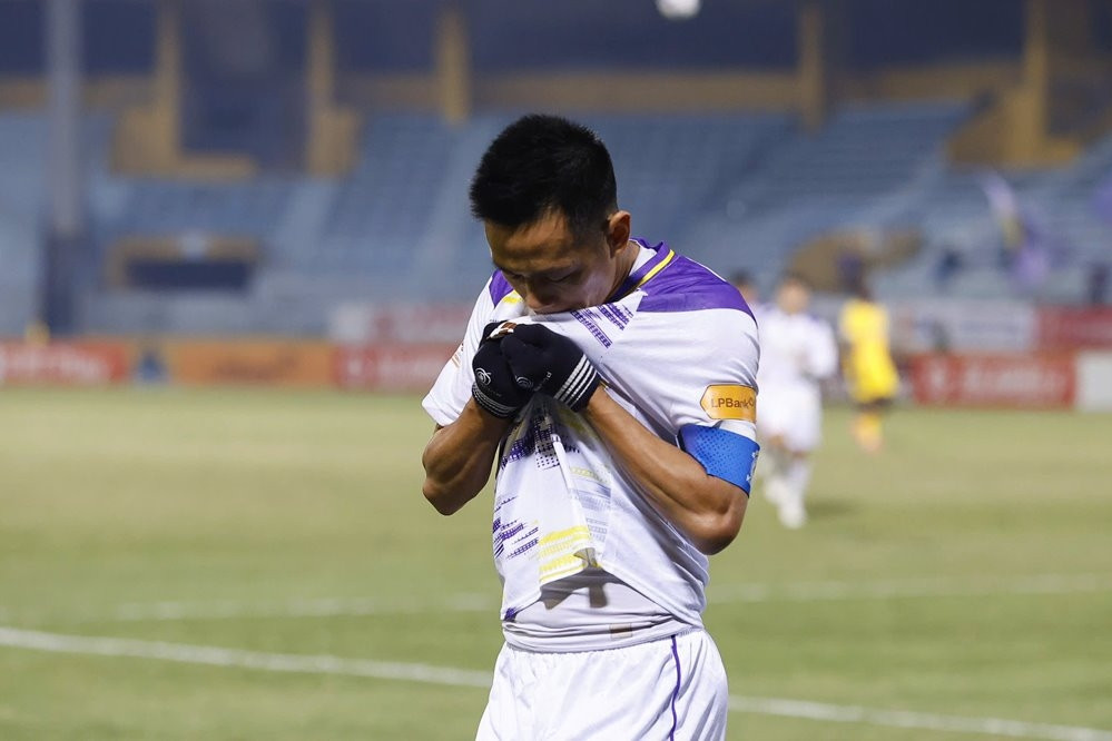 Trực tiếp bóng đá Hà Nội FC 1-0 SLNA: Văn Quyết solo ghi bàn đẳng cấp