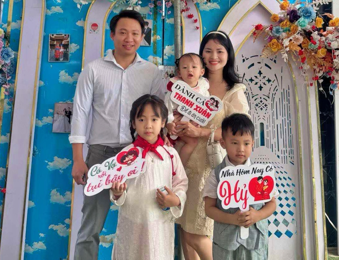 ảnh 3   vợ chồng trẻ xây nhà.jpg