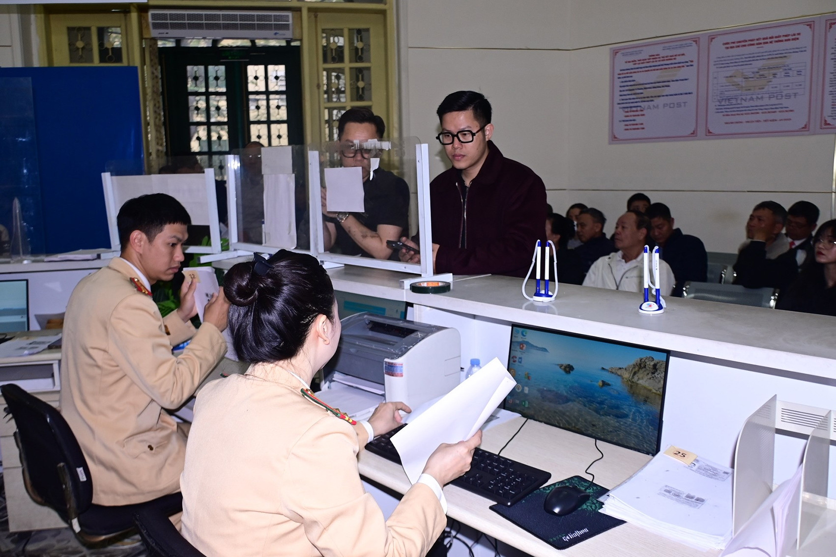 CSGT Hải Phòng giúp người dân làm thủ tục cấp, đổi giấy phép lái xe thuận tiện