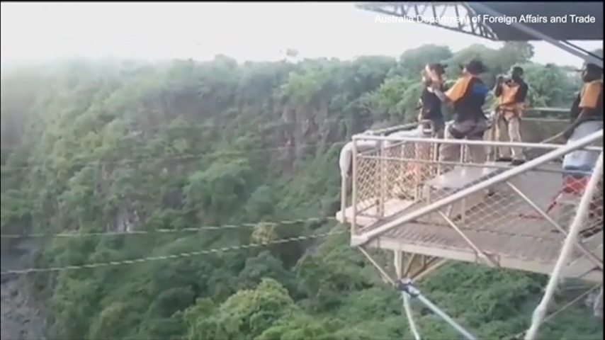 Hành khách hoảng sợ la hét khi máy bay gặp nhiễu động giữa bầu trời 876.00_05_12_28.Still003.jpg