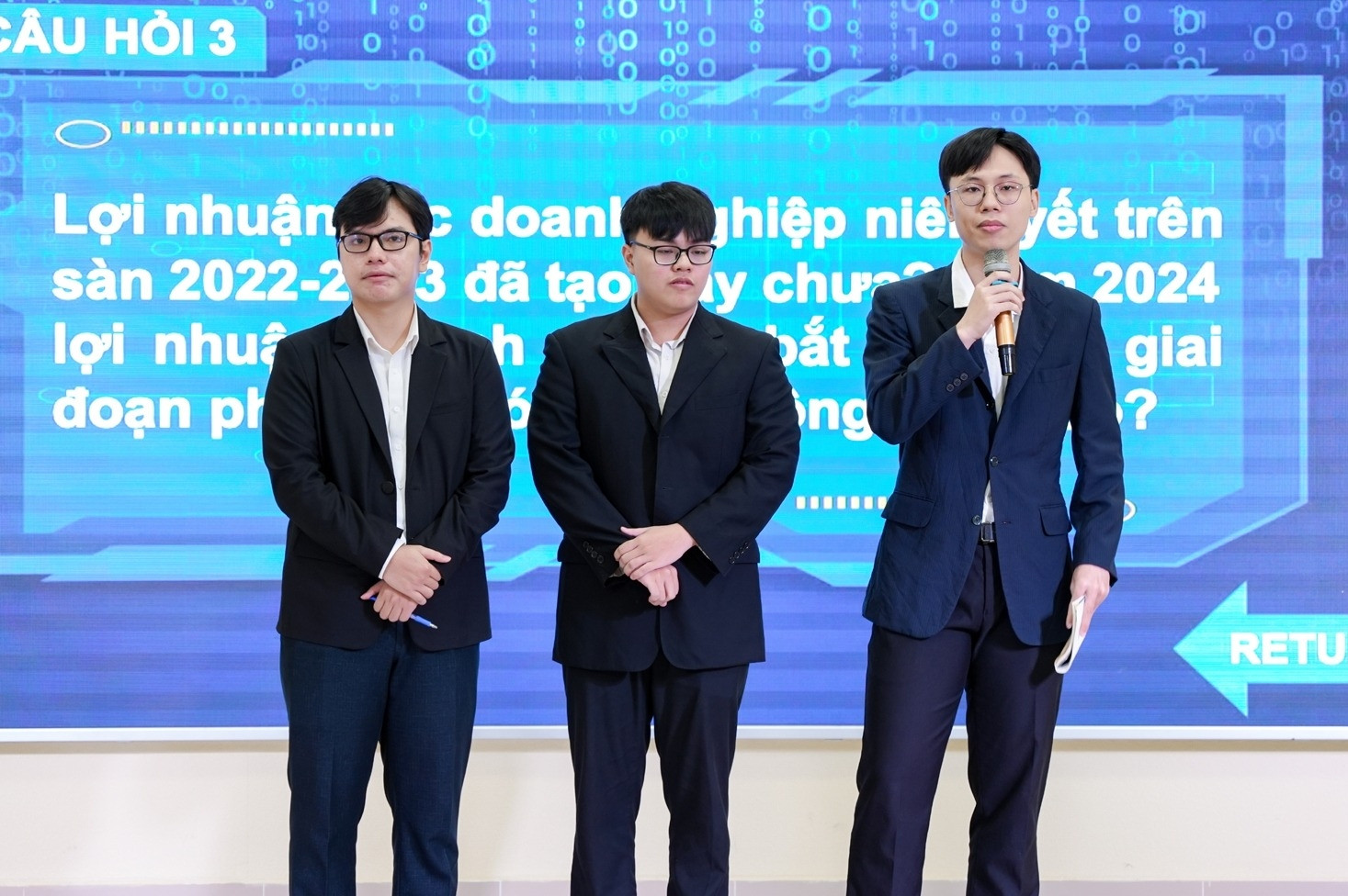 Lợi thế khi học ngành tài chính - ngân hàng song ngữ tại UEF