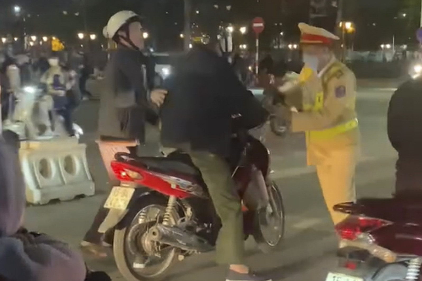 Khởi tố vụ án người đàn ông đấm vào mặt CSGT khi bị kiểm tra nồng độ cồn