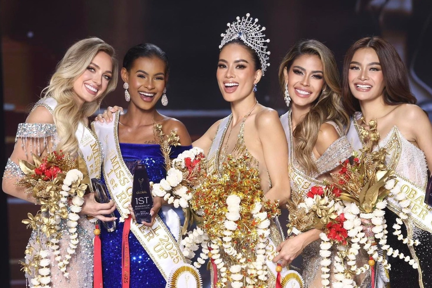 Nguyễn Đình Như Vân đăng quang Miss Global, BTC xin lỗi vì ồn ào 'đường lưỡi bò'