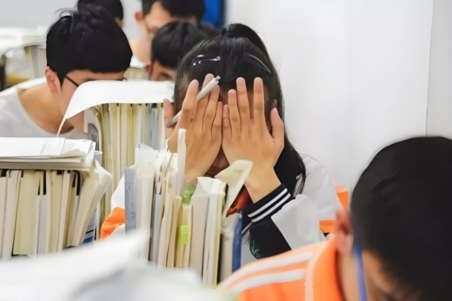 Quan điểm của phụ huynh: 'Trẻ tiến bộ nhờ học thêm, càng ngày sẽ càng kém'