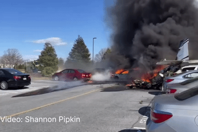 Video máy bay lao xuống bãi đỗ xe, nhiều ô tô bốc cháy