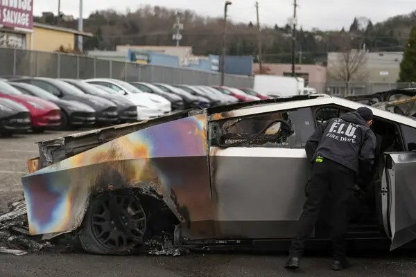Biểu tình phản đối Elon Musk lên cao, đại lý xe điện Tesla bị đập phá