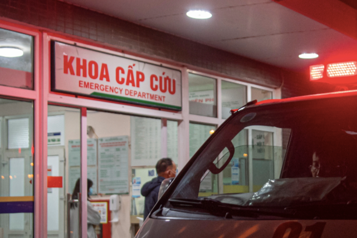 Trượt ngã khi chụp ảnh tại bãi đá sông Hồng, cô gái ở Hà Nội bị vỡ gan, thận