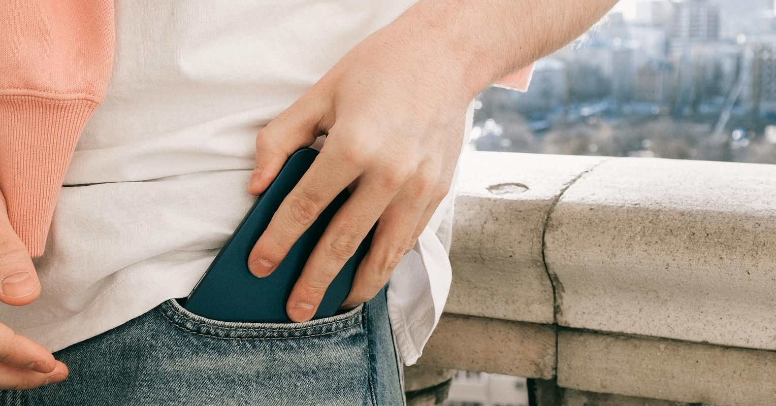 Điện thoại bỏ trong túi quần phát nổ, nam thanh niên bị bỏng nặng