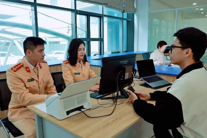Hà Nội triển khai điểm hướng dẫn cấp, đổi giấy phép lái xe trực tuyến