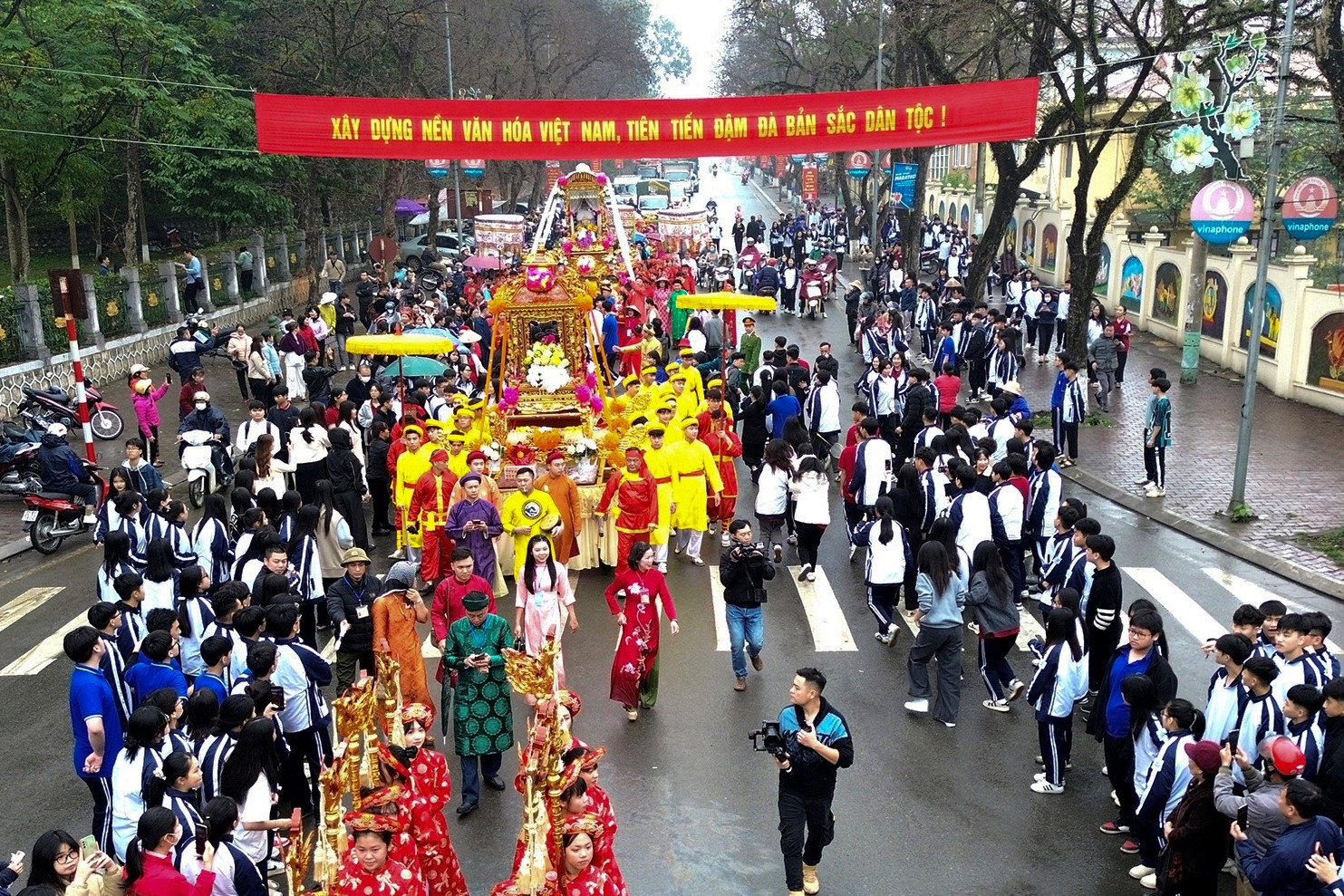 Hàng nghìn người chui kiệu ở lễ hội Đền Hạ - Đền Thượng - Đền Ỷ La