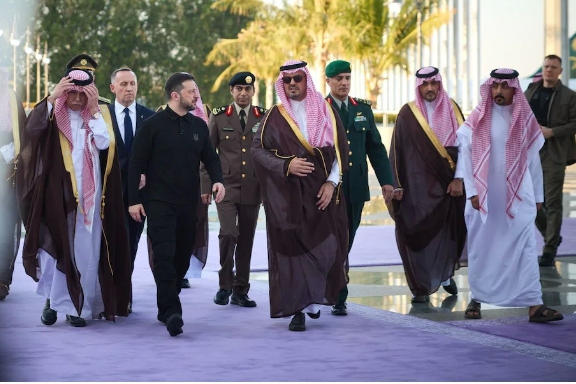 Ông Trump sắp bỏ lệnh cấm cung cấp vũ khí và tin tình báo cho Ukraine