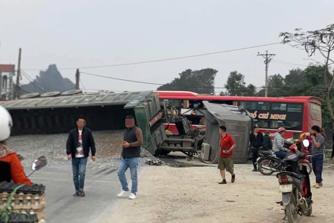 Tai nạn liên hoàn ở Hà Nội, xe đầu kéo lật chắn ngang đường